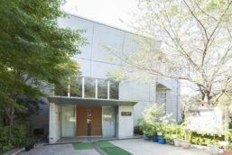 6-2.正面玄関2(夏)small 6-2.正面玄関2(夏)small